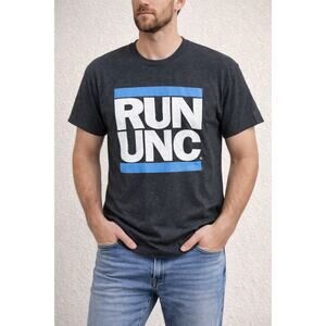 RUN UNC Graphic T-Shirt Dark Gray Men’s Small Cotton Blend North Carolina